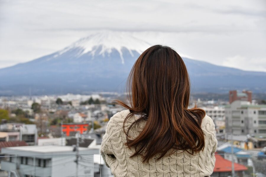 後ろ姿の女性