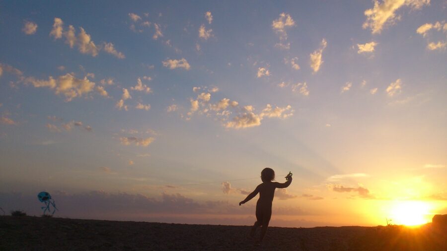 夕焼けと子供